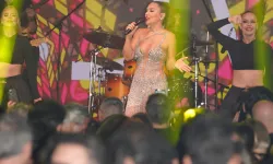 Demet Akalın'dan Antalya'da unutulmaz performans... Yeni hiti 'Beni Unutma' listelere hızlı giriş yaptı