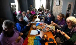 Antalya Muratpaşa'da Yaşlı Evi'nden çocukları ısıtacak örgü