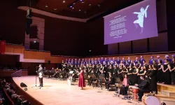 Bedia Akartürk'ten İzmirlilere türkü sürprizi