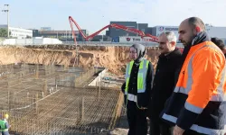 Kocaeli Çayırova'nın yeni meslek lisesinde temel betonu seriliyor