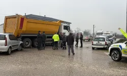 Kuzey Çevre Yolu'nda kamyon ile otomobil çarpıştı