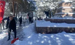 Erzurum'da şehitlikte duyarlılık örneği... Kürekleri alıp kar temizlediler