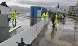 İzmir'de fırtına duvarı Kordon'a set oldu!