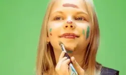 Makyaj yaşı 7-8'e düştü... Dijital içerikler çocukları etkiliyor