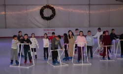 İzmir'de öğrenciler buz pistinde buluştu