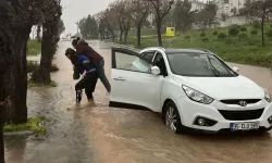 İzmir'de zabıta ekipleri vatandaşları sırtında taşıdı