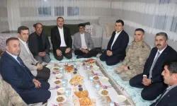 Vali Bozkurt, Patnos Akyemiş'te çiftçi ailenin sofrasına konuk oldu