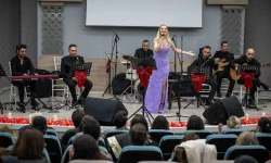 İzmir Bornova'da aşk şarkıları gecesi