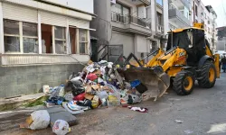 İzmir Karabağlar'da çöp ev temizlendi.. 15 kamyon atık çıkarıldı