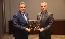 Trabzon'da Başkan Genç'e Yomra'dan teşekkür plaketi