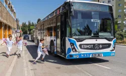 Direksiyon başında bir anne, durakta bekleyen dört kalp!