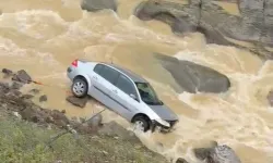 Düzce'de araç kontrolden çıktı... Dereye yuvarlandı!