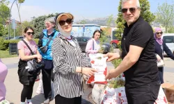 İzmit'ten sağlıklı yaşam yürüyüşünde annelere anlamlı jest