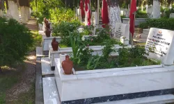 Manisa'daki mezarlıklar bayrama hazır