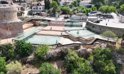 Tarihi kulede inanılmaz defile