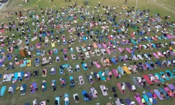 İzmir'de matlar çimlere serildi Kültürpark'ta yoga rüzgârı esti