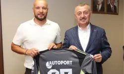 Kocaelispor'un kaptanı formasını Başkan Büyükakın'a hediye etti