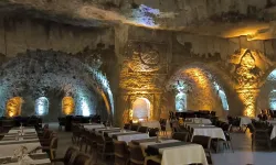 Mardin'de 15 yıllık emek: Kayaları oyup 400 kişilik dev mağara restaurant açtı!