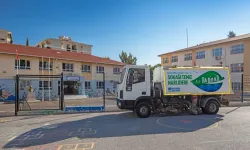 İzmir Narlıdere'de okul bahçelerine temizlik