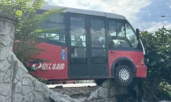 Düzce'de köpeklerden kaçan otobüsü bahçe duvarına çarptı!