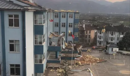 Düzce'de çatısı hasar gören okulda eğitime 1 gün ara!