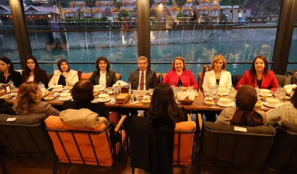 Artvin Valisi Ergün kadın personellerle iftarda buluştu
