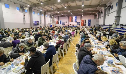 İzmir Büyükşehir'in iftar sofrası Foça'da kuruldu