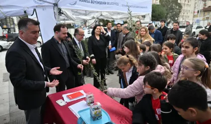 Manisa'da atık piller toplanıyor, fidanlar toprakla buluşuyor