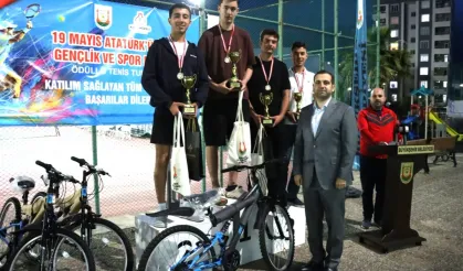 Tenis şampiyonları ödüllerini aldı