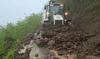 Trabzon'da heyelan sonrası 4 yol açıldı