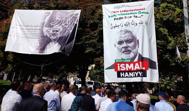 Bu Posterin Zafer Bayramında Ne İşi Var?