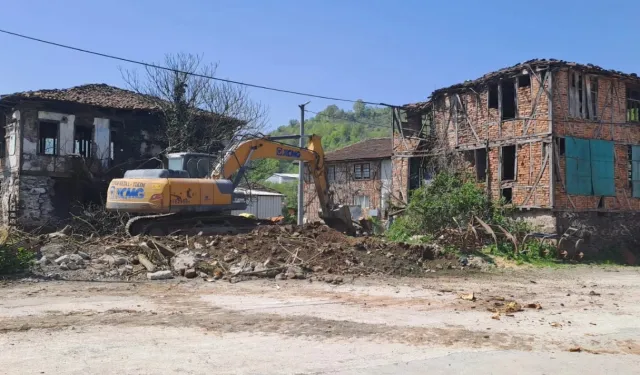 Kocaeli Gölcük'te riskli yapılar tek tek yıkılıyor