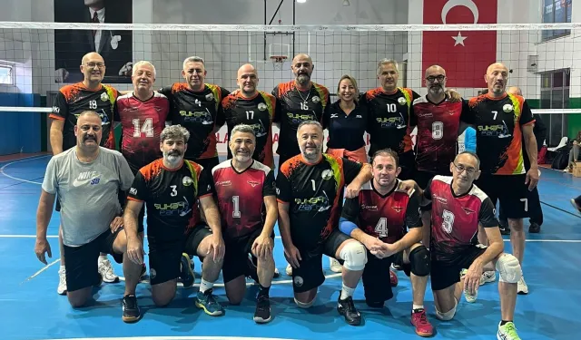 Bursa Osmangazi'nin veteran voleybolcuları zirveye çıktı