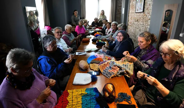 Antalya Muratpaşa'da Yaşlı Evi'nden çocukları ısıtacak örgü