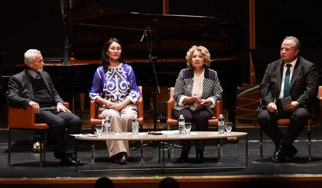 Dünya Türk Dili Ailesi Günü İzmir'de ilk kez düzenlendi