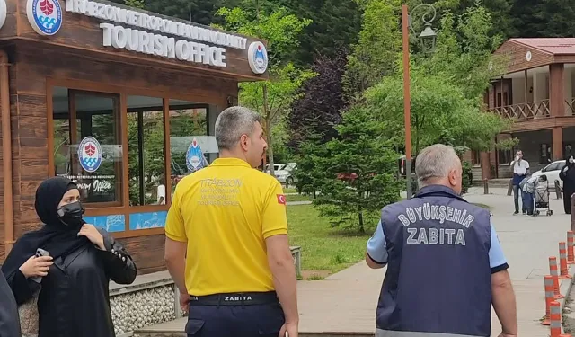 Turistlerin yüzü zabıta ile güldü