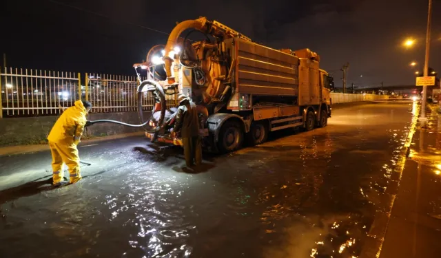 İzmir'de sağanak seferberliği... Büyükşehir tüm birimleriyle sahadaydı