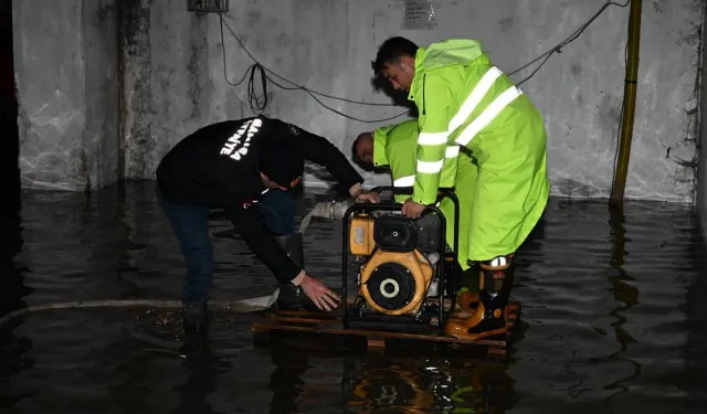 Manisa'da sağanak yağışta ekipler tüm gücüyle sahada