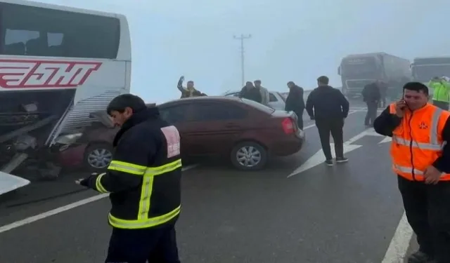 Sivas-Kayseri Karayolu'nda yoğun sis zincirleme kazaya yol açtı