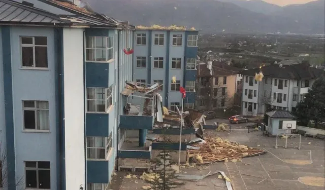 Düzce'de çatısı hasar gören okulda eğitime 1 gün ara!