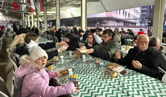 İzmit'te dayanışma sofrası Plajyolu'nda kuruldu