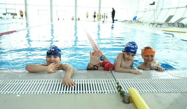 Konya'nın 20 ilçesinde 15 bin öğrenci yüzme öğreniyor