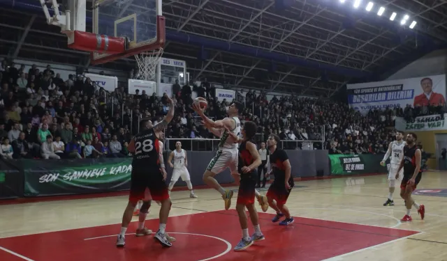 Sakarya potasında taraftar önünde net galibiyet