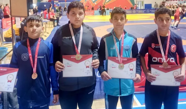 Ağrılı genç güreşçiler Muş'ta zirve yaptı