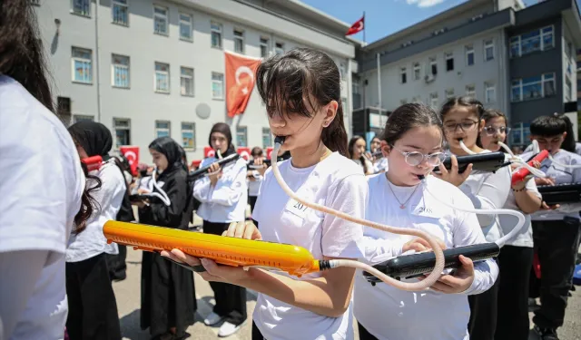 Bursa'da 985 öğrenci aynı anda melodika çaldı... Guinness için başvuru yapıldı