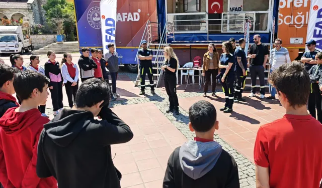 İzmir Aliağa'da deprem simülasyon tırı vatandaşla buluştu