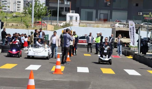 Öğrencilere uygulamalı trafik eğitimi