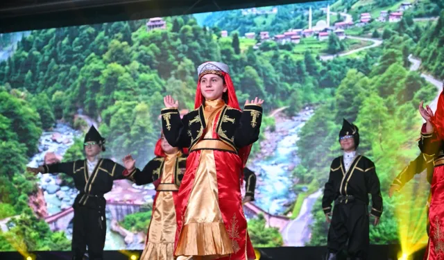 Anadolu'nun renkleri Manisa'da sahneye taşındı