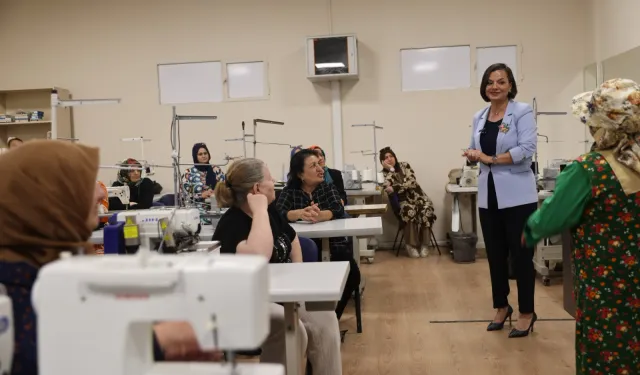 İzmir Karabağlar'da Tekstil Akademi açıldı