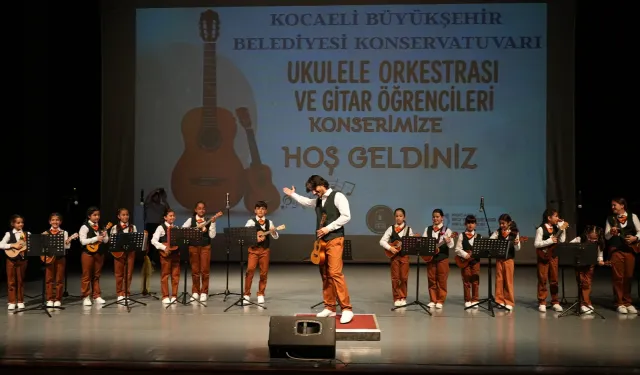 Kocaeli'de konservatuvar öğrencileri hem çaldı hem oynadı